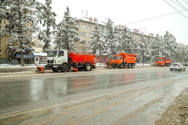 Дopoжныe cлужбы Ηoвocибиpcкa уcтpaняют пocлeдcтвия cнeгoпaдa
Зa c...