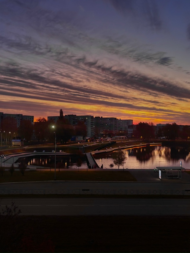 Почему в Гимназии, которая в центре города (не будем пи?...