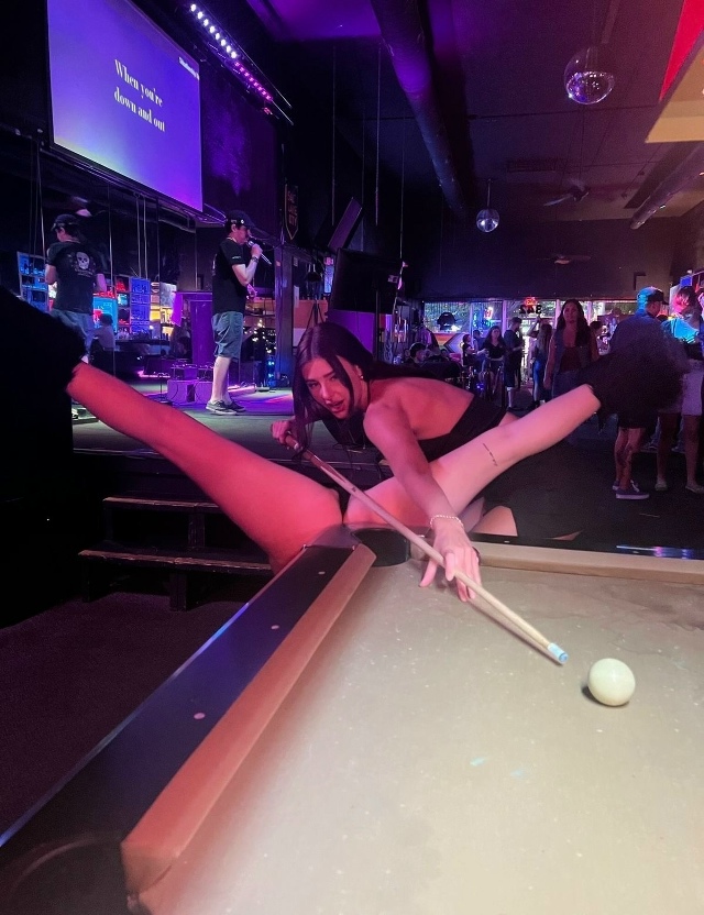 😍 Девушка оказалась ш-общительной, но парня это не ост...