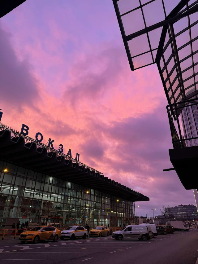 🌅 Розовый рассвет над Москвой стал предвестником рез?...