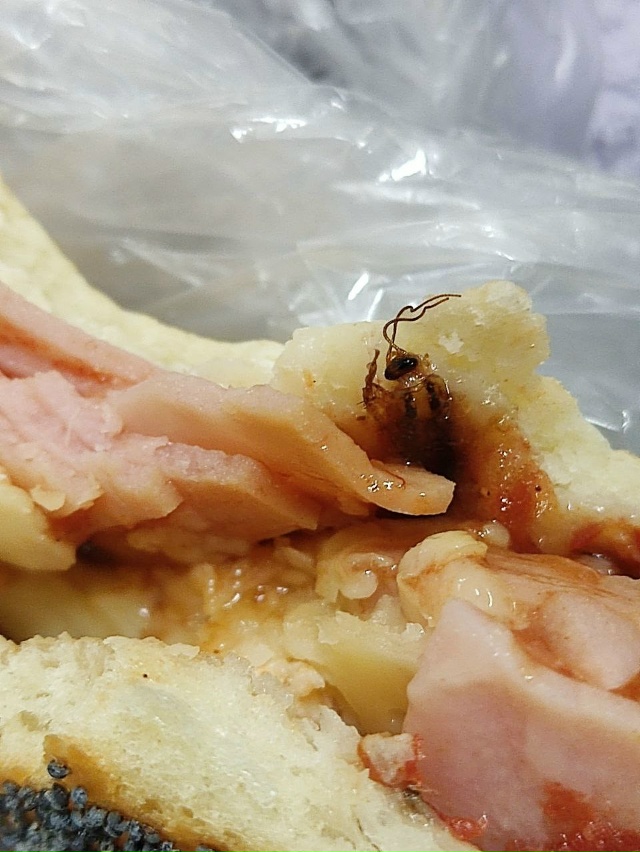 Вот такой пирожок нам попался ?
Как только не отравил?...