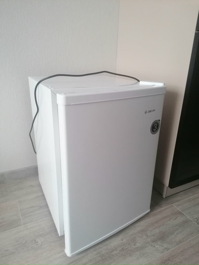 Фото 1-2. Продам мини холодильник- 7.т. р и стенка под тв н?...