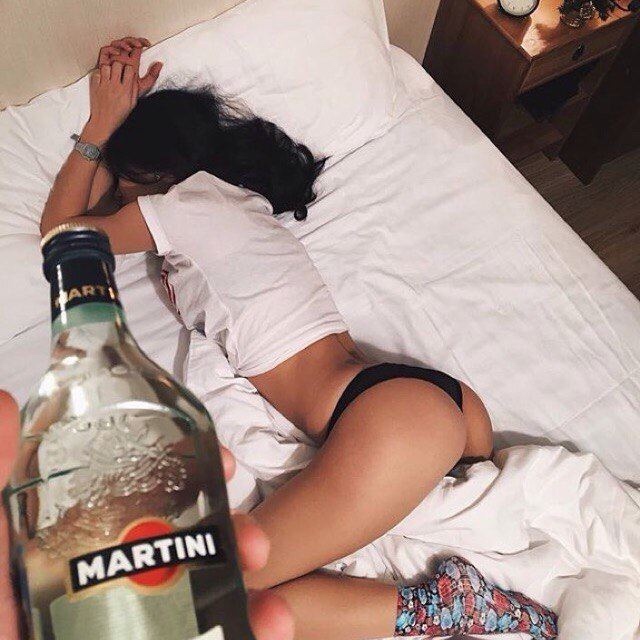 Знает ей цену, мартини, но без мальборо)