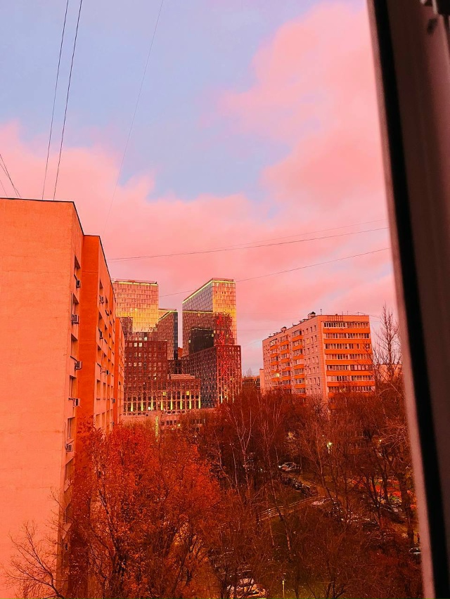 🌅 Розовый рассвет над Москвой стал предвестником рез?...