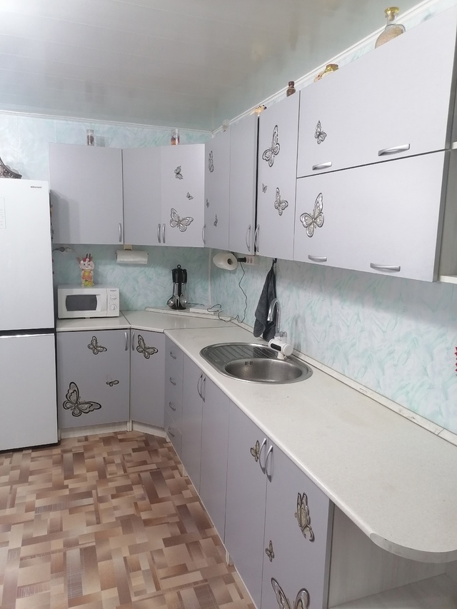 Продам кухонный гарнитур. Размер :3,2*1,3. Цена :12000 торг. 896...