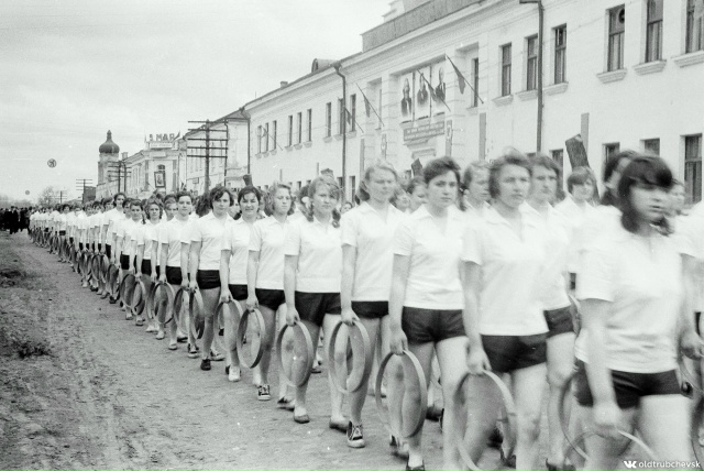 Шествие девушек. 1965-й год.