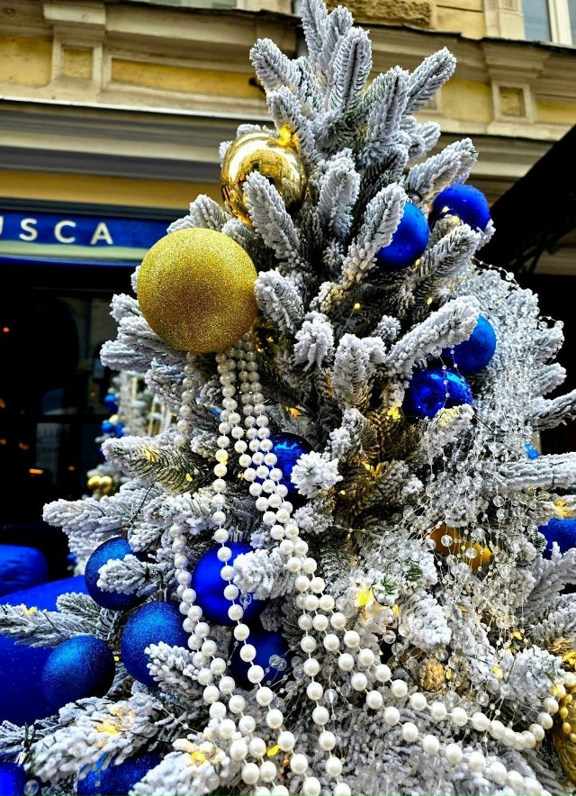 Сказочные новогодние декорации на Большой Дмитровке.
...