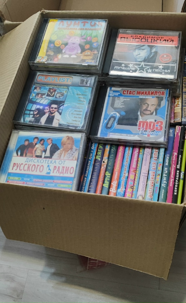Отдам целую коробку дисков