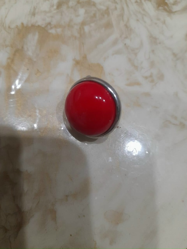 Чья серьга,! похоже на серебро.нашла возле ДК.