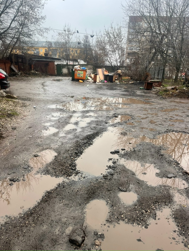 Разве так должен выглядеть двор центральной улицы гор?...