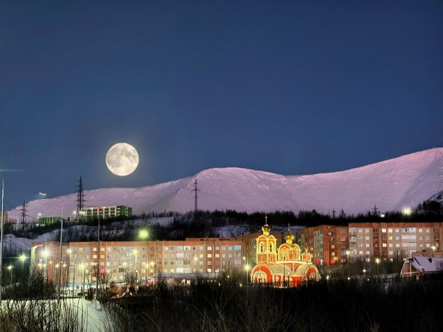 Какая невероятно красивая луна над Кировском и Хибина?...