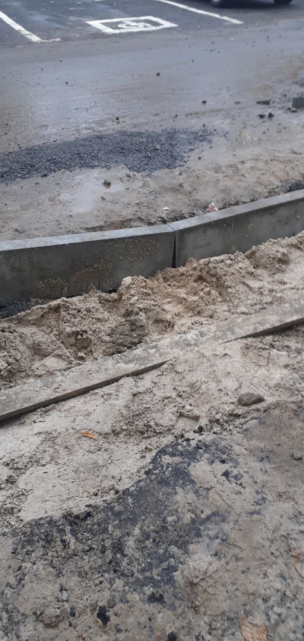 Парковая, 11. Начали под осень делать тротуар. Замечател...