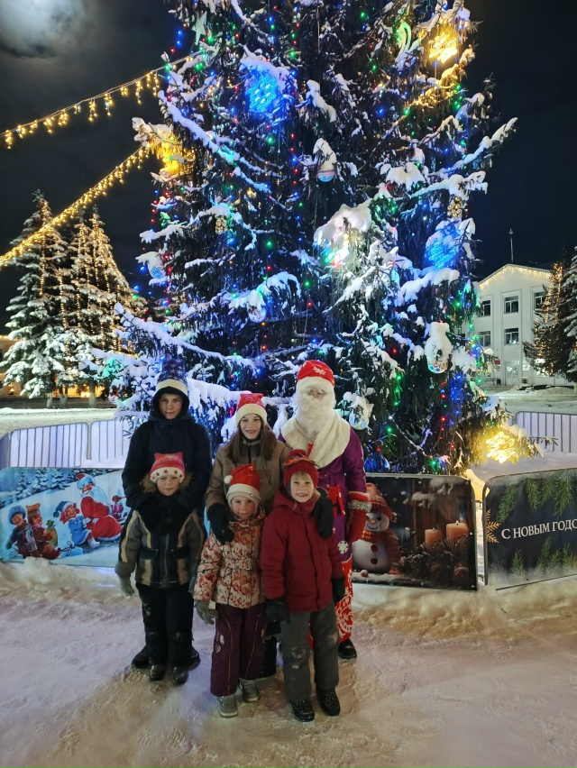 На центральной площади сегодня всех поздравлял с наст?...