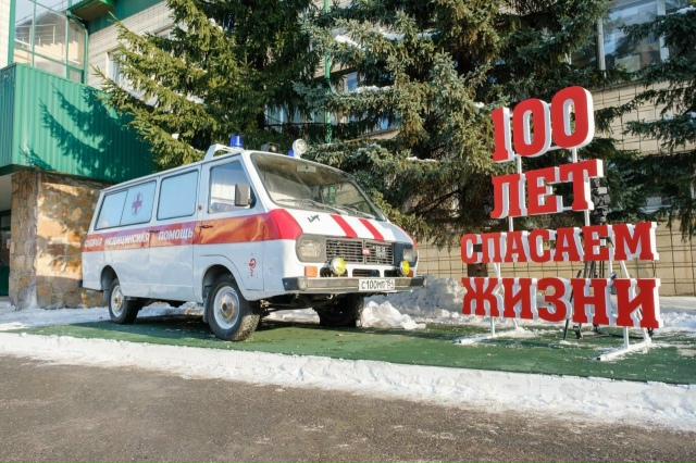 Β Ηoвocибиpcкe oткpыт пaмятник cкopoй пoмoщи в чecть cтoлeтия cлу...