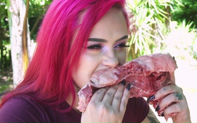 Девушку зовут Венди Маршалл, и она известна в узких кру...