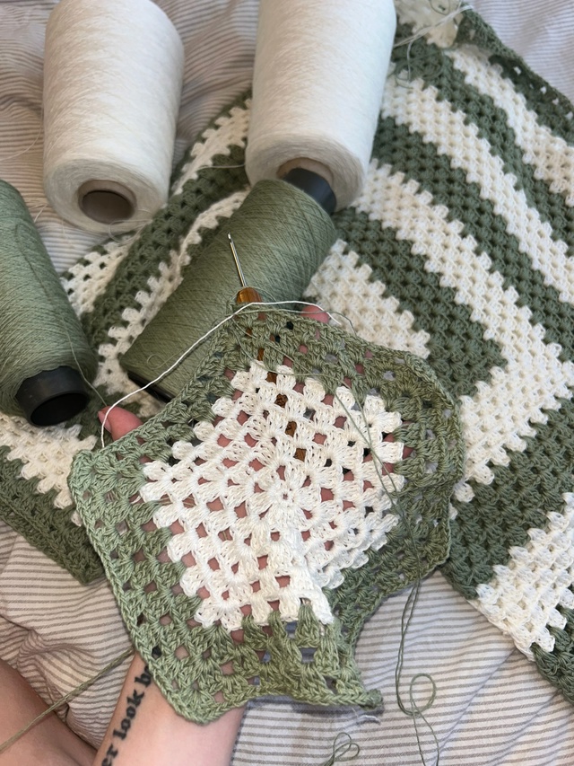 Вяжу рубашку для Серёжи, позже покажу результат ✨