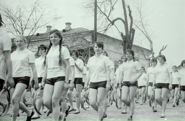 Шествие девушек. 1965-й год.