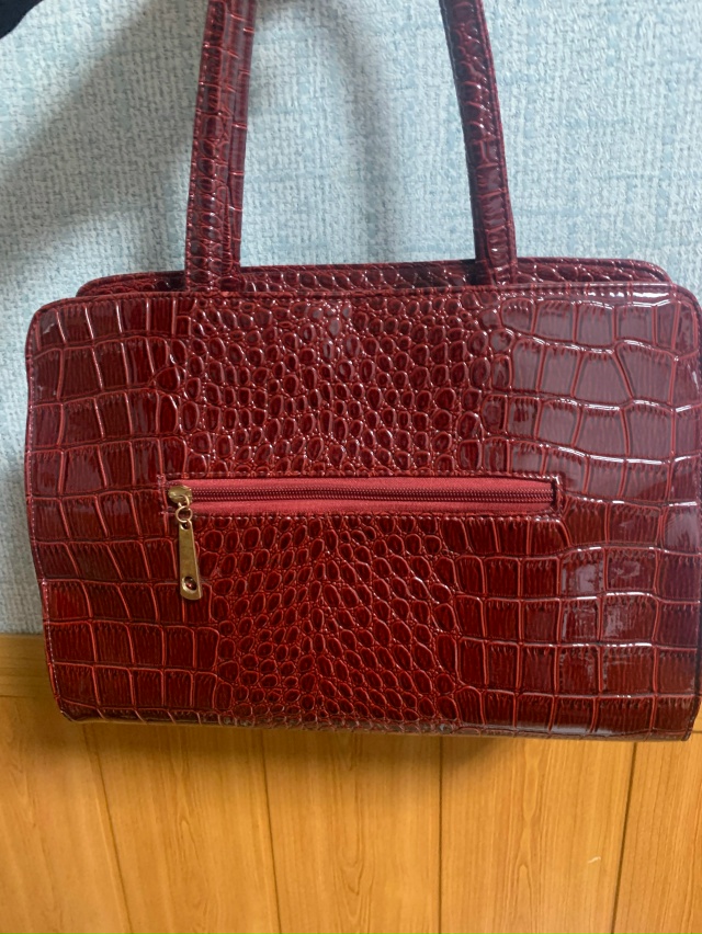 Найдена сумка на лавочке во дворе дома 42 ул. Набережная...