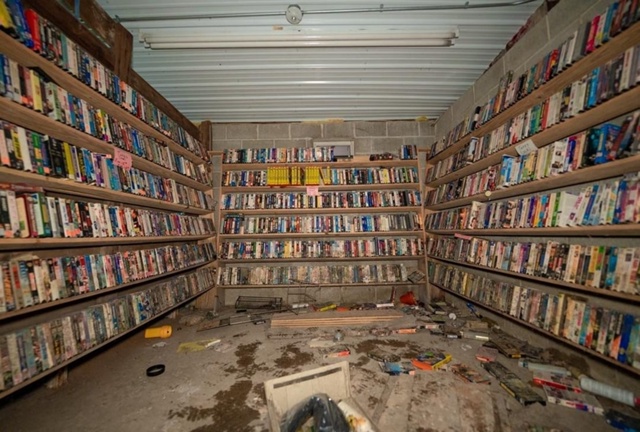 Заброшенный магазин видеокассет VHS — тысячи оставленн...