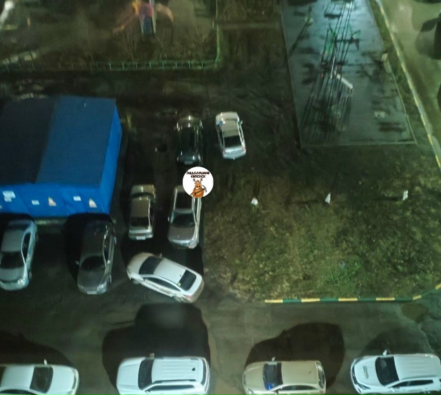 😡Это называется парковка по-копейски. В случае ЧП, пож...