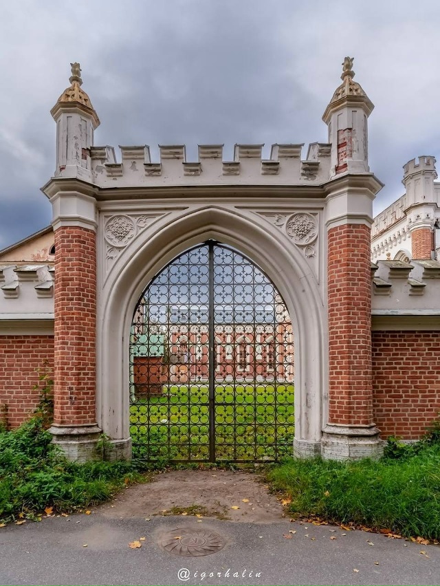 Продолжаем любоваться Дворцовыми конюшнями в Петерго?...