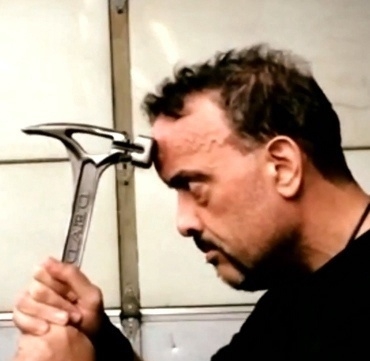 Джон Ферраро, сумевший в течение двух минут забить 38 гв...