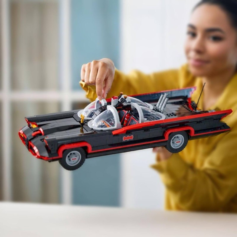 Новая порция игрушек для 35-летних мальчиков 🤔
LEGO показала сразу 5 Бэтмобмилей разных эпох. Самый