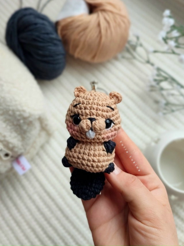 Не обошли стороной и меня трендовые бобры🦫
Связала с ?...