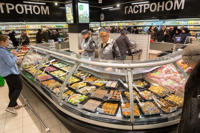 Магазинам хотят запретить готовить салаты и выпечку. ...