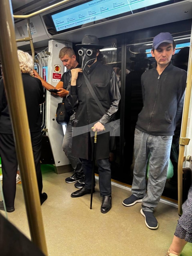 🤫 Чумного доктора заметили в московском метро.