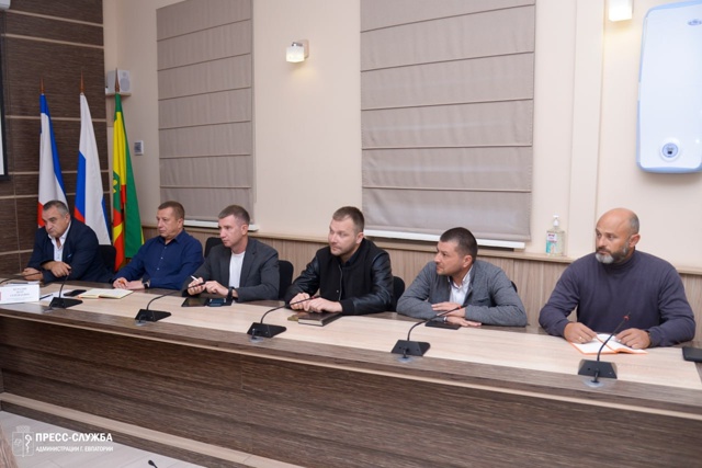 В Евпатории прошло еженедельное совещание с руководит...