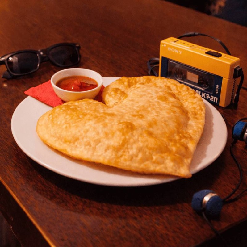 Прикол, в баре «Евгенич» на Пятницкой появился чебурек в виде ВАЛЕНТИНКИ. Для парочек при заказе одн