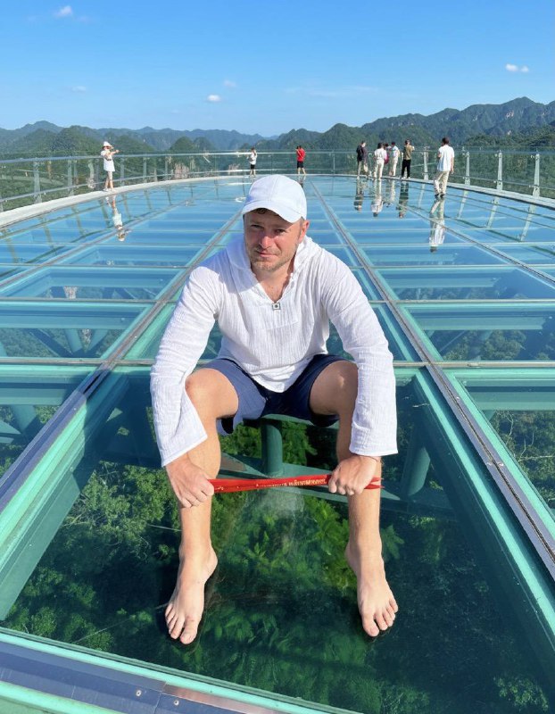 С виду обычный парень
А он так шарит в крипте, что благодаря его торговой стратегии, сотни людей уш