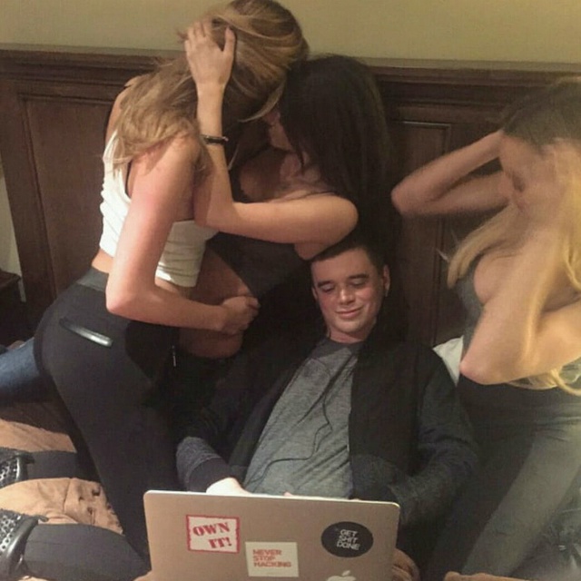 Диджей стриптиз-клуба рассказал о том, как играет в Old Sc...