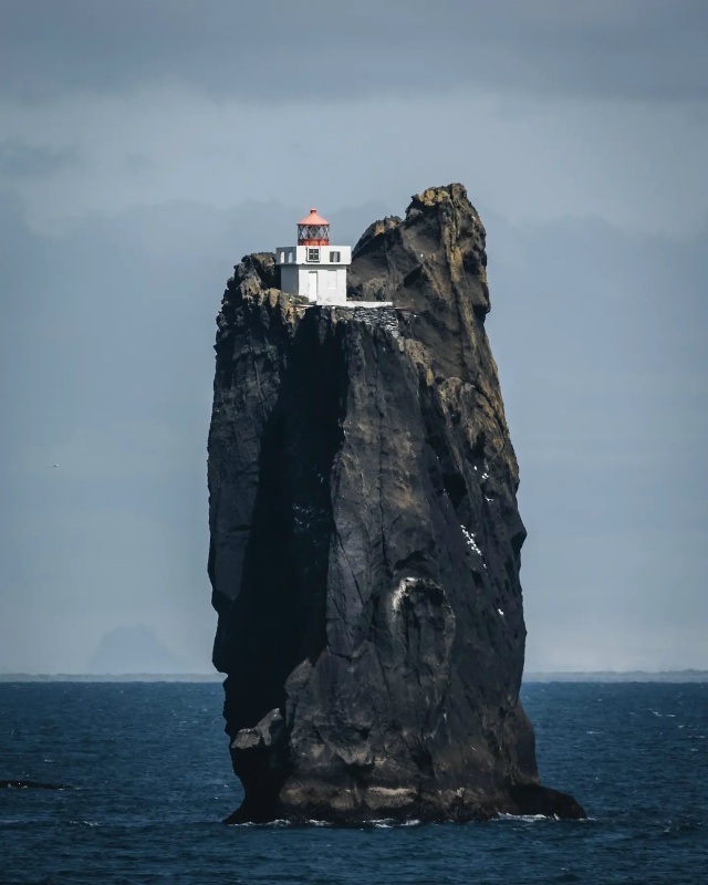 Маяк Тридангар (Tridrangar Lighthouse) в Исландии — в 10 километра...