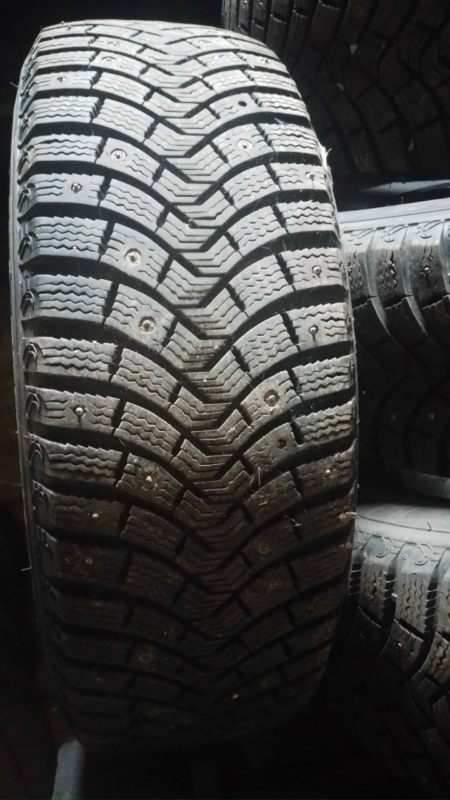 Продам зимние шины MICHELIN размер 225/65 R17,без порезов и гры...
