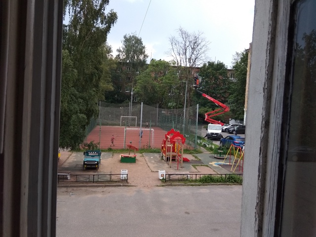 12 июля пилили дерево.Началась гроза,пошел дождь.Уехали...