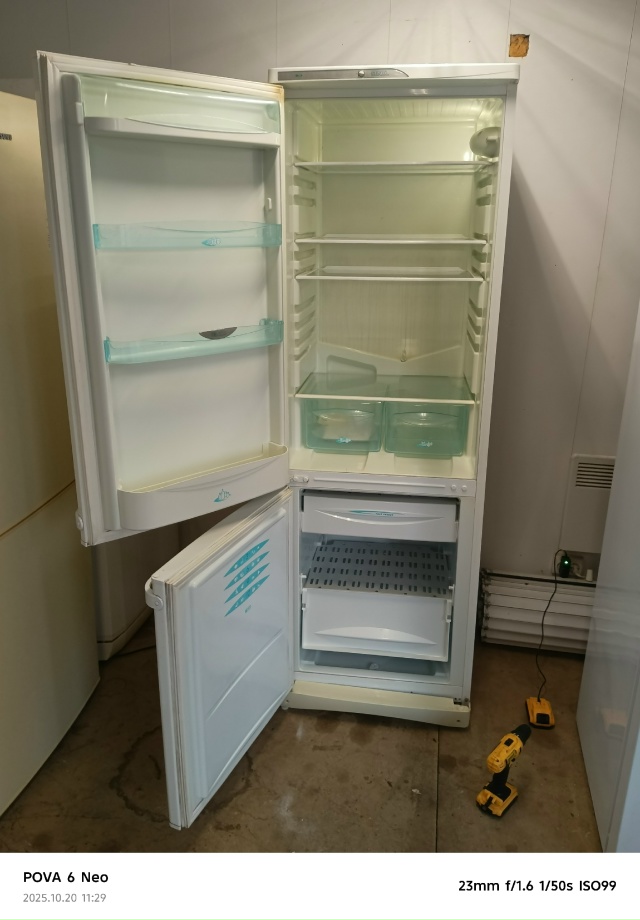 Холодильники продается не дорого с гарантией звоните 8...