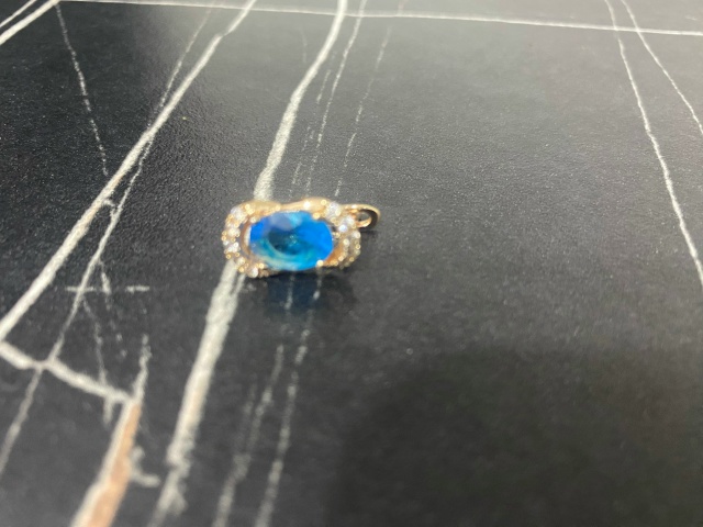 Найдена золотая серьга.Верну владелице,при предоставл...