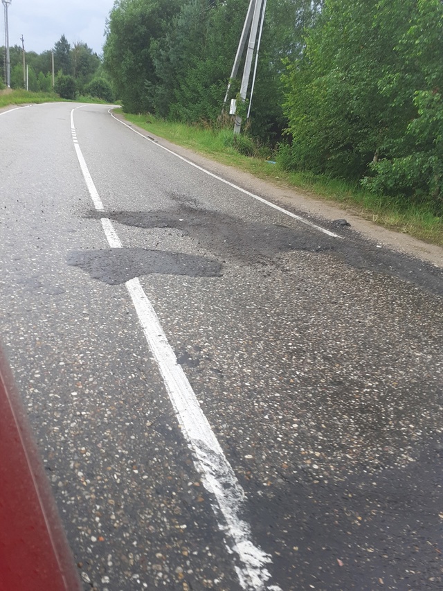 Остатки асфальта на дороге после ремонта в районе Игна...