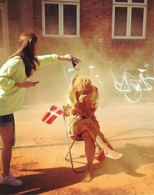 В Дании существует интересная традиция - молодых людей...