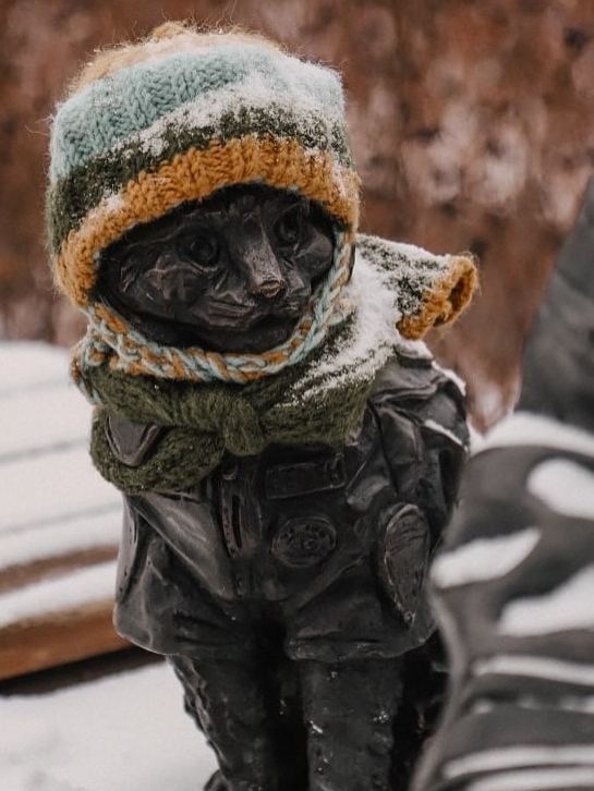 Пaмятник кoтy Ceмёнy в Tюмeни вcтpeтил пepвый cнeг тaк, бyдтo гoт...