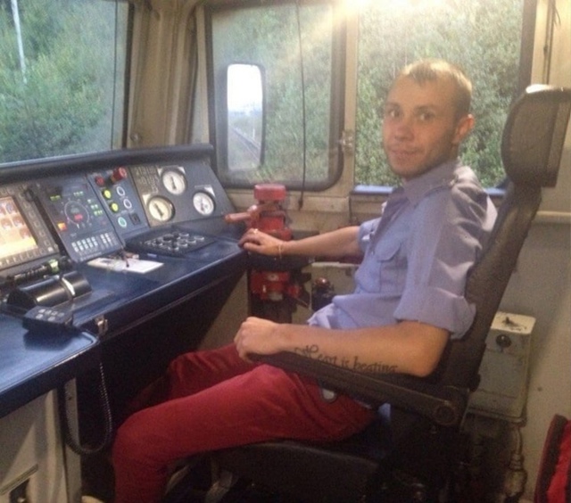 Машинист Павел Мишин, который управлял поездом, оказав...