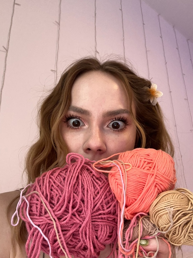 Начала вязать прикольную юбку