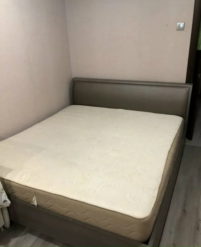 Продам двуспальную кровать с матрацем.
В хорошем состо...