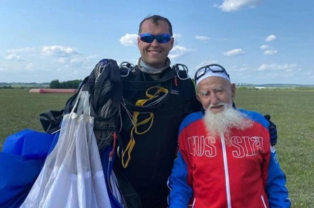 В Перми 98-летний пeнсионер совершил прыжок с парашютом,...