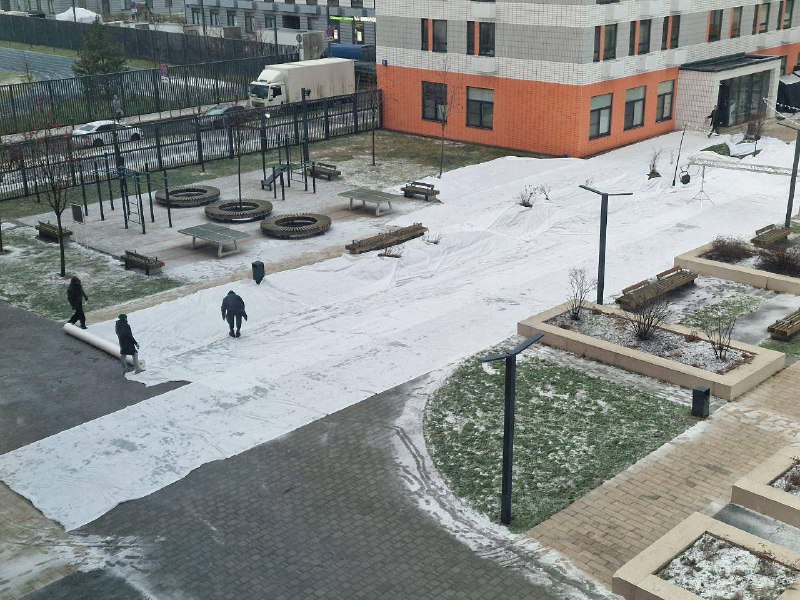 Лол, в ЖК «Саларьево Парк» начали стелить РУЛОННЫЙ снег.
Новогодняя атмосфера сама себя не создаст
