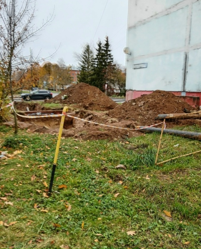 На улице Кузина д. 7 уже как два месяца вот такой бардак....