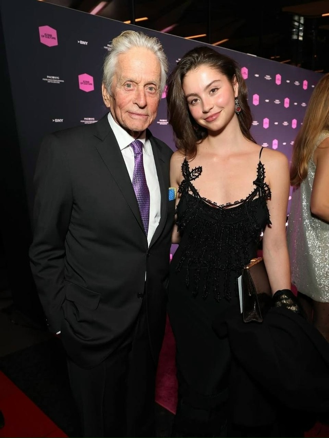 22-летняя Кэрис Дуглас появилась на мероприятии в Нью-Й?...