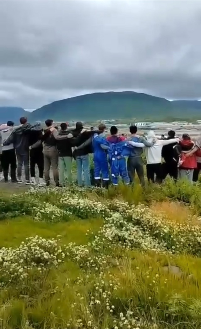 Во время землетрясения на Камчатке люди в посёлке Озер...